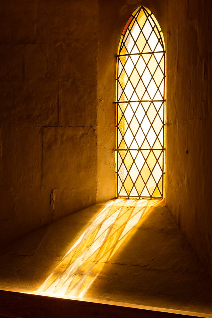 Architekturfotografie: Barfleur (Normandie): Lichtschein durch Kirchenfenster