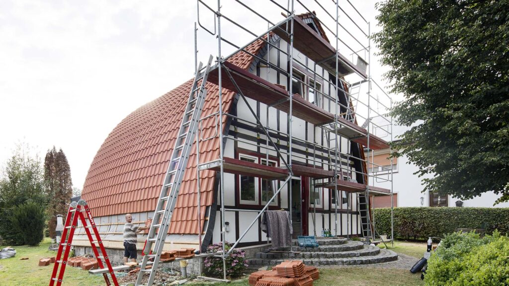 Bauphase: Gewölbtes Dach bis zum Boden | Foto Eikenberg / imprints für CREATON