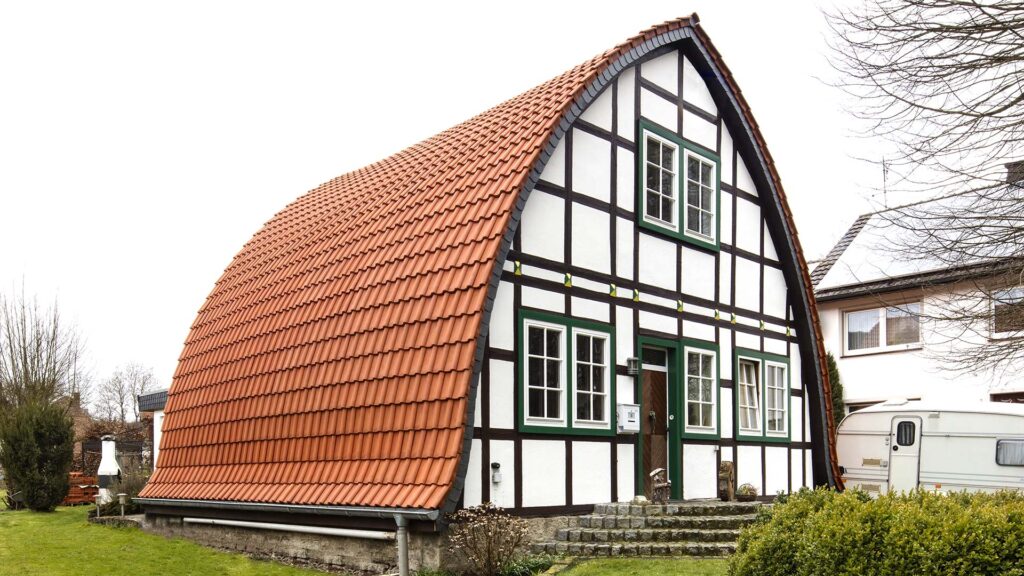 Gewölbtes Dach bis zum Boden | Foto Eikenberg / imprints für CREATON