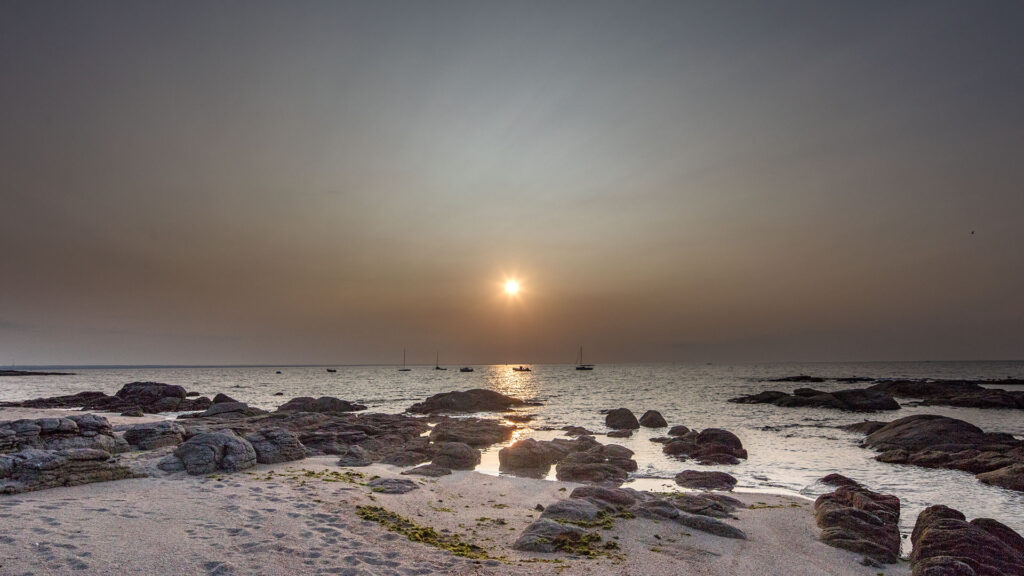 Bretagne: Sonnenaufgang am Meer